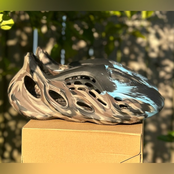 Yeezy Foam Runner - Picture 2 of 4